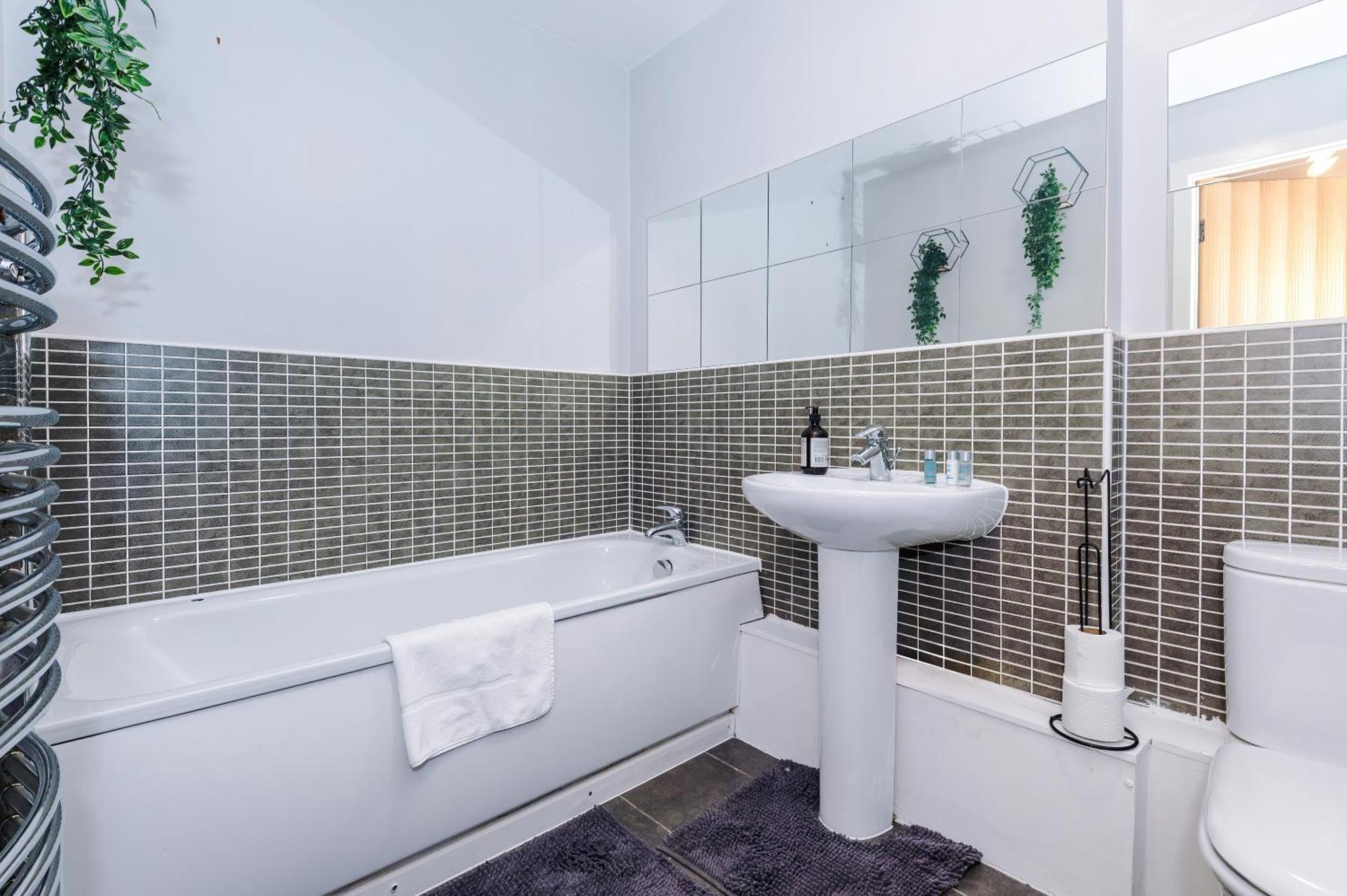 Apartment Modern 2 Bed In Centre, Perfect For Business & Long With Free Parking