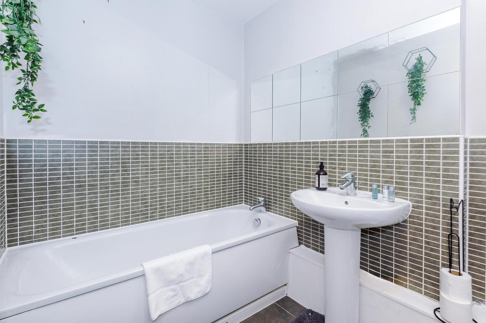 Modern 2 Bed In Centre, Perfect For Business & Long With Free Parking * Birmingham