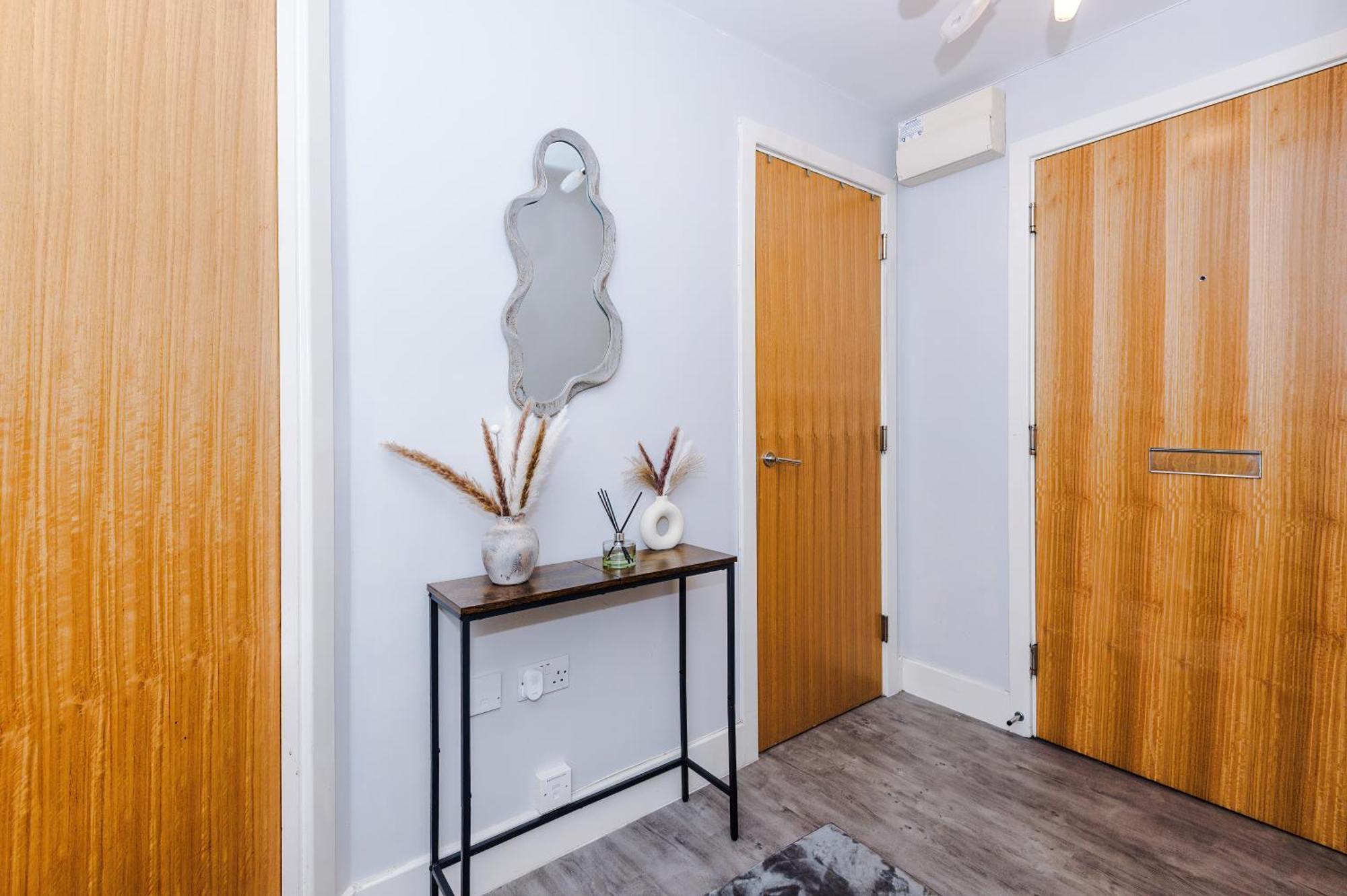 Apartment Modern 2 Bed In Centre, Perfect For Business & Long With Free Parking