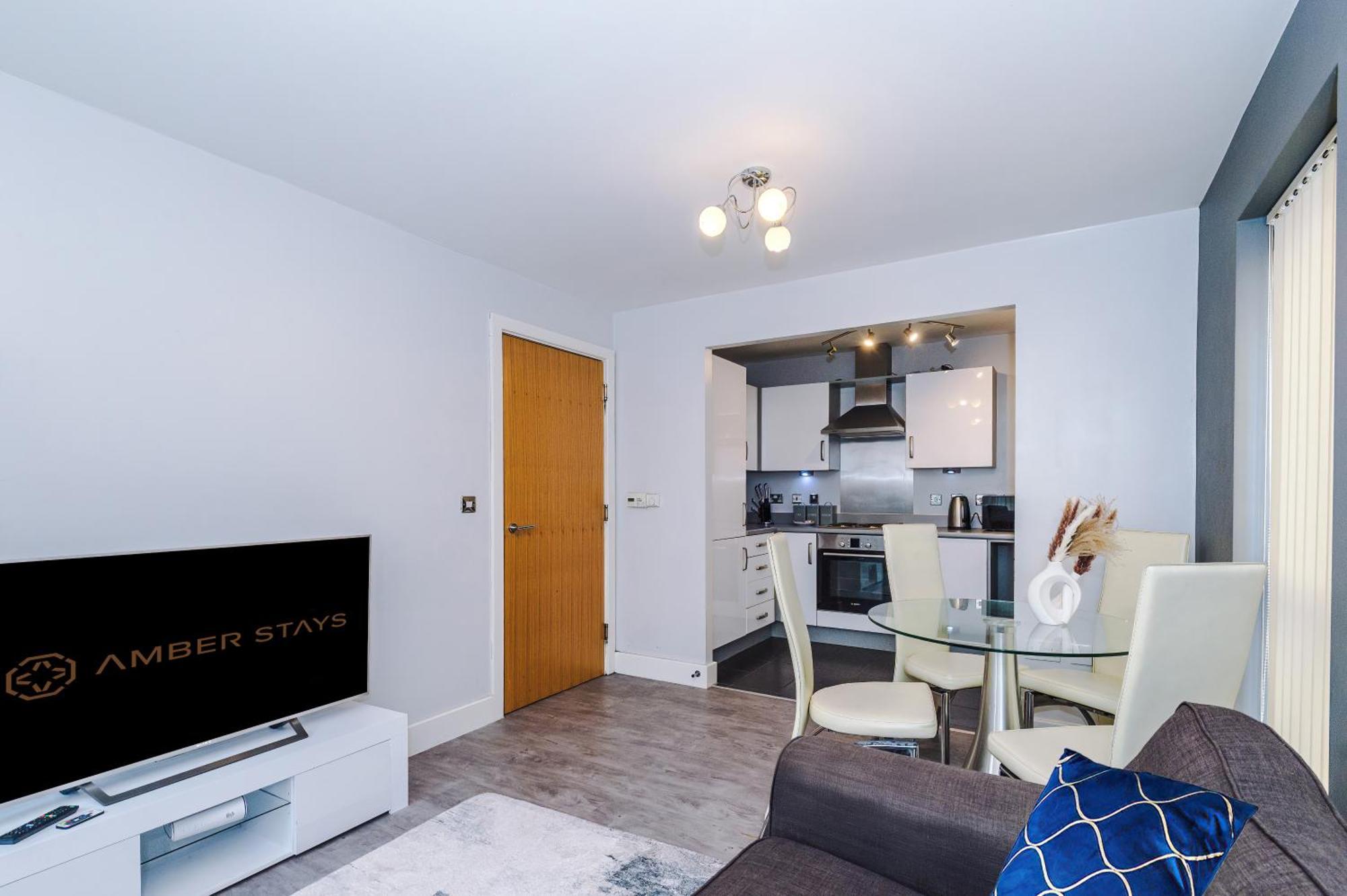Modern 2 Bed In Centre, Perfect For Business & Long With Free Parking *