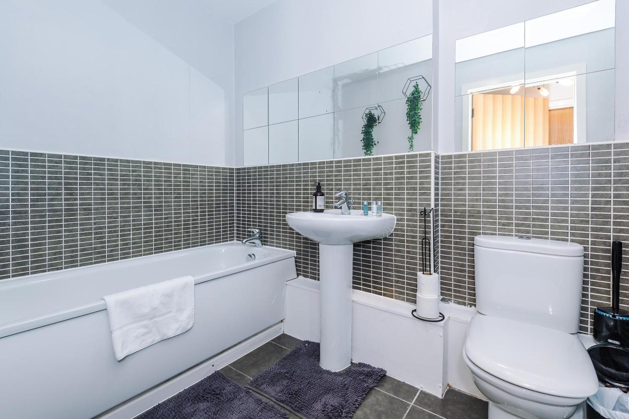 Modern 2 Bed In Centre, Perfect For Business & Long With Free Parking Birmingham