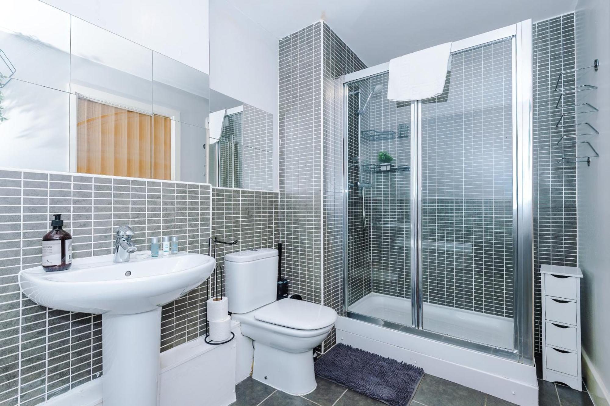 Modern 2 Bed In Centre, Perfect For Business & Long With Free Parking