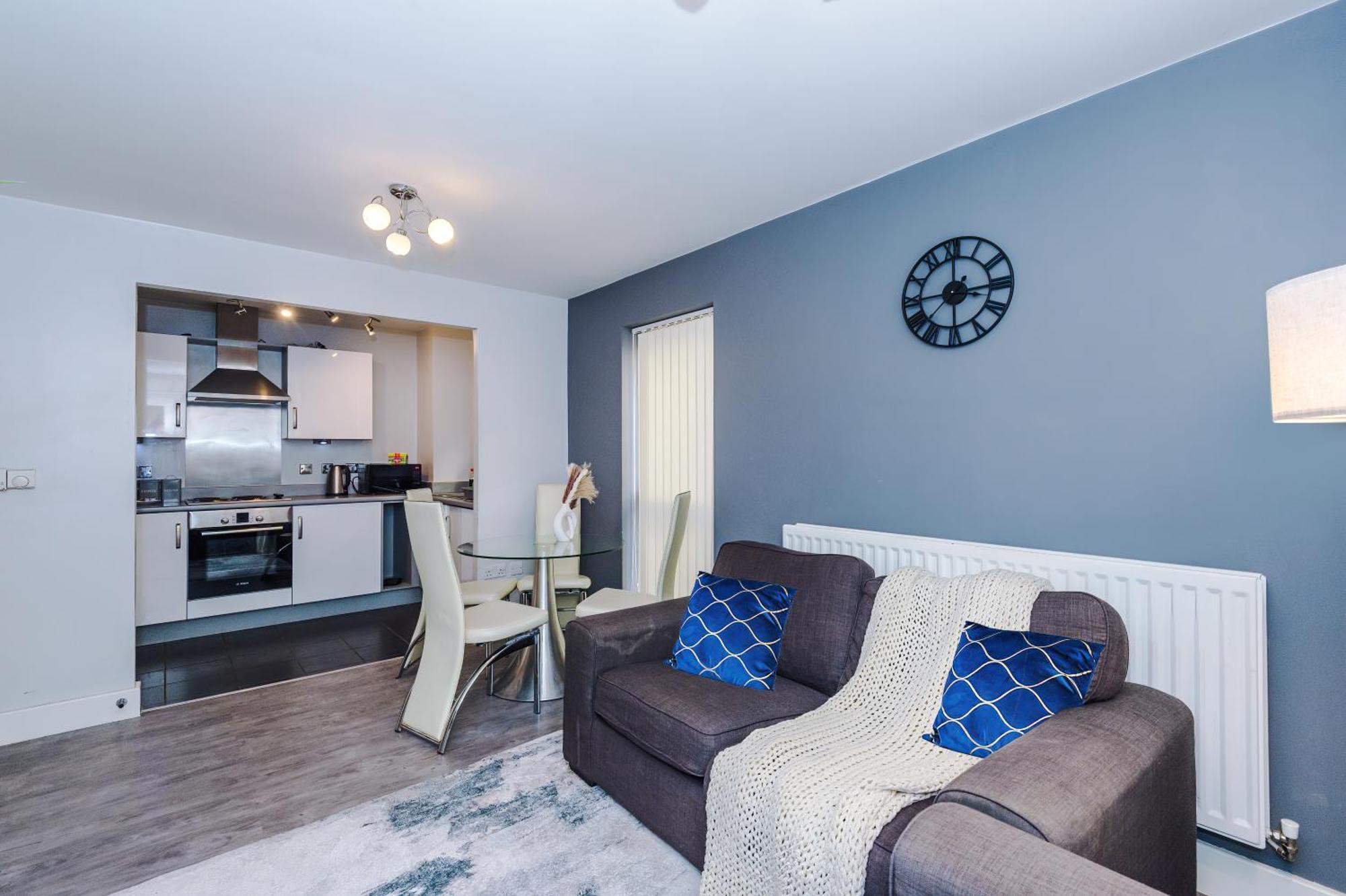 Modern 2 Bed In Centre, Perfect For Business & Long With Free Parking Apartment *