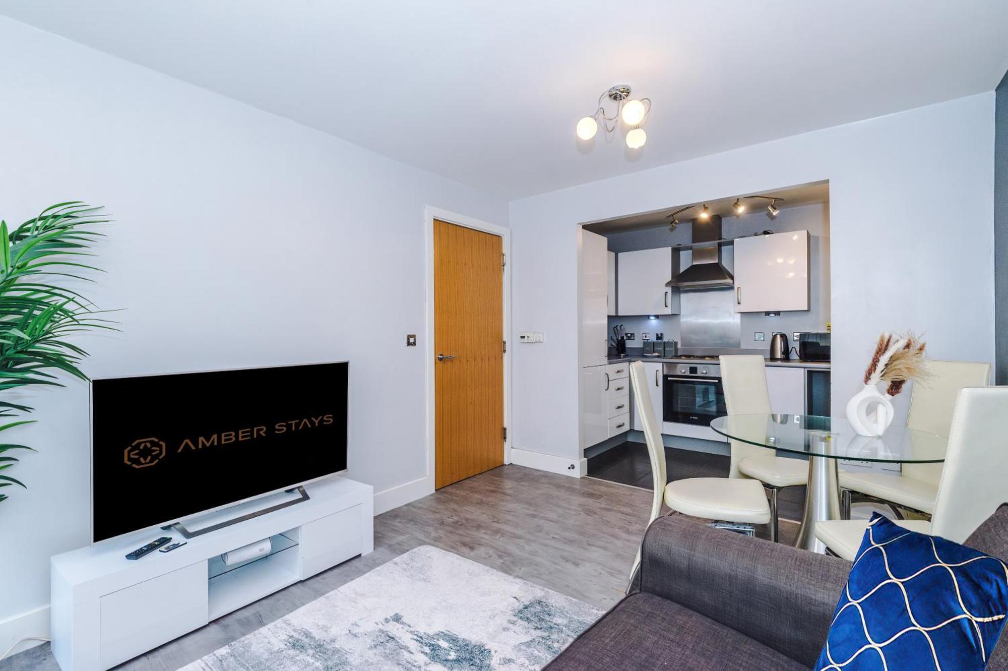Apartment Modern 2 Bed In Centre, Perfect For Business & Long With Free Parking *
