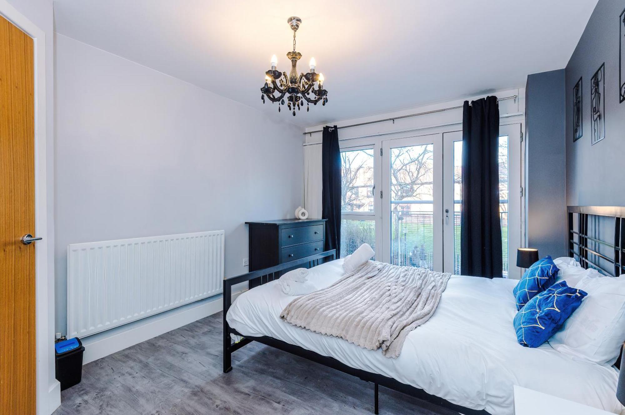 Modern 2 Bed In Centre, Perfect For Business & Long With Free Parking *