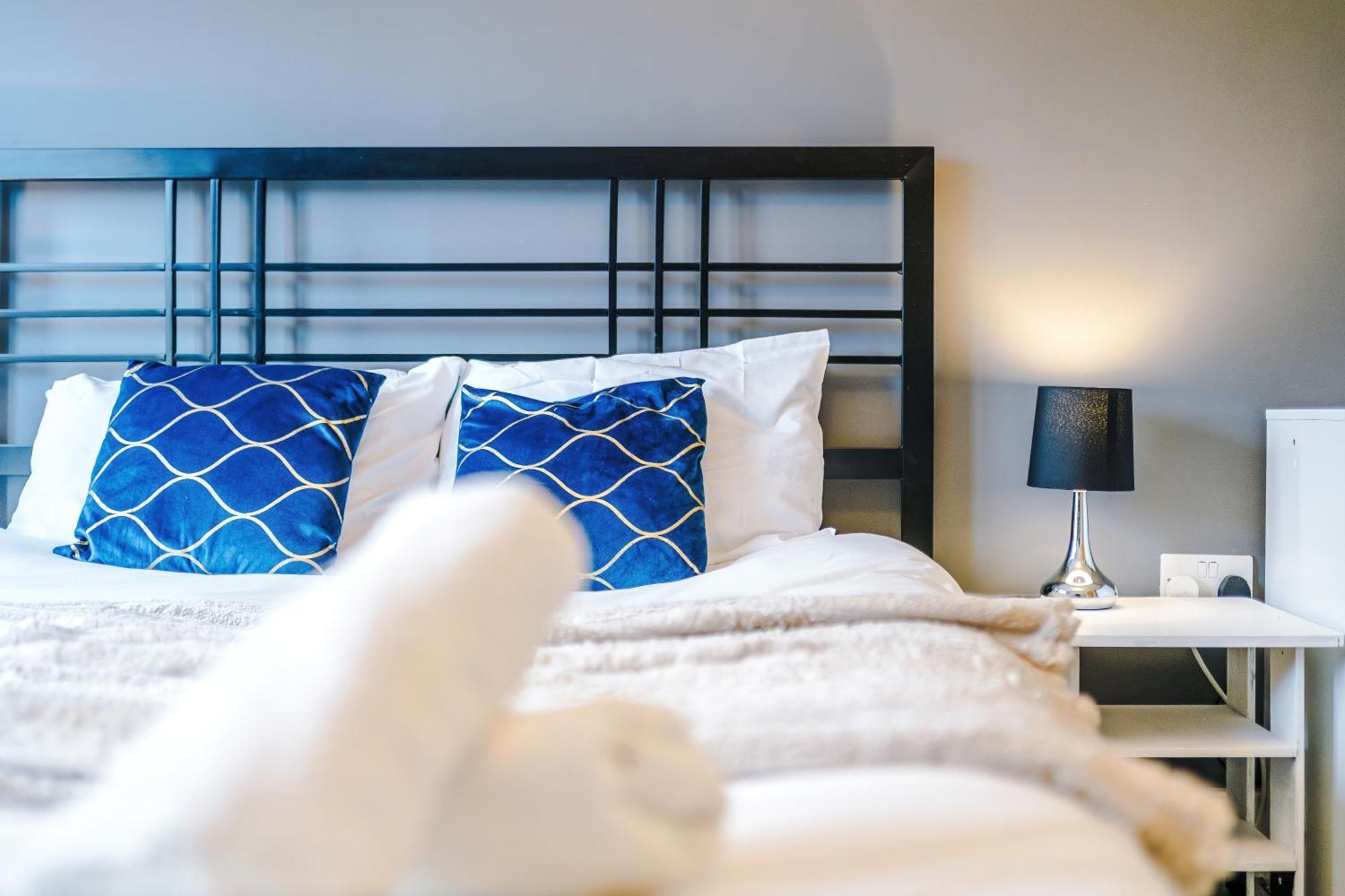 Modern 2 Bed In Centre, Perfect For Business & Long With Free Parking Apartment *