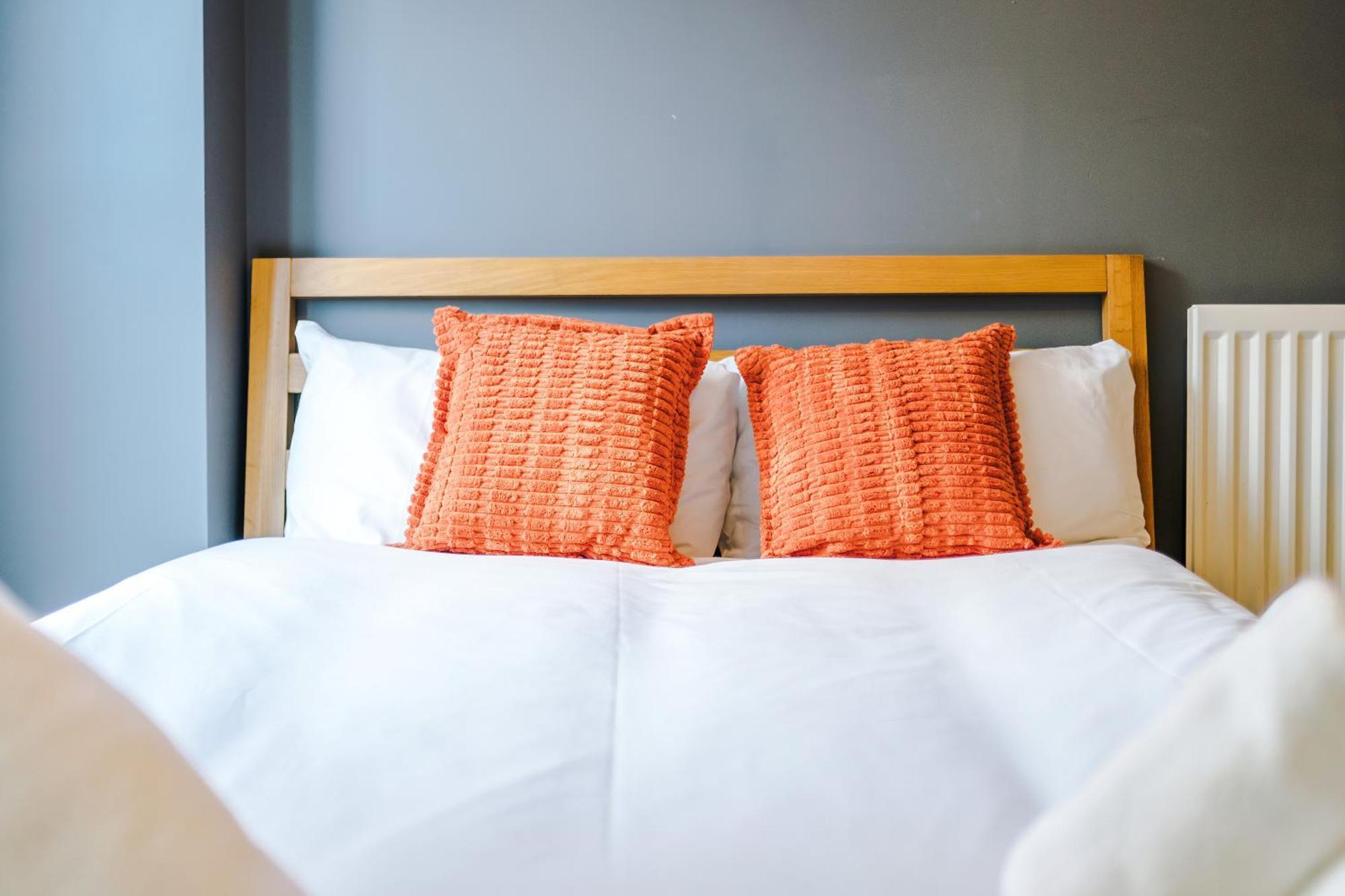 Apartment Modern 2 Bed In Centre, Perfect For Business & Long With Free Parking