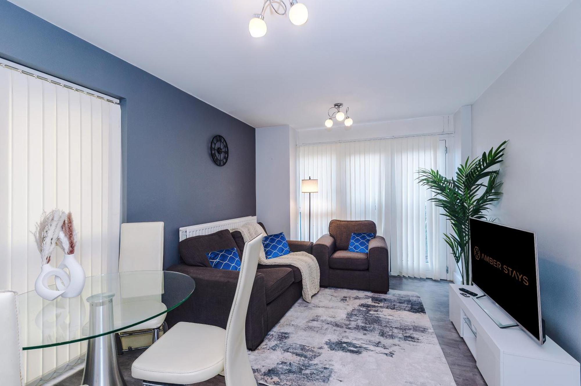 Apartment Modern 2 Bed In Centre, Perfect For Business & Long With Free Parking *