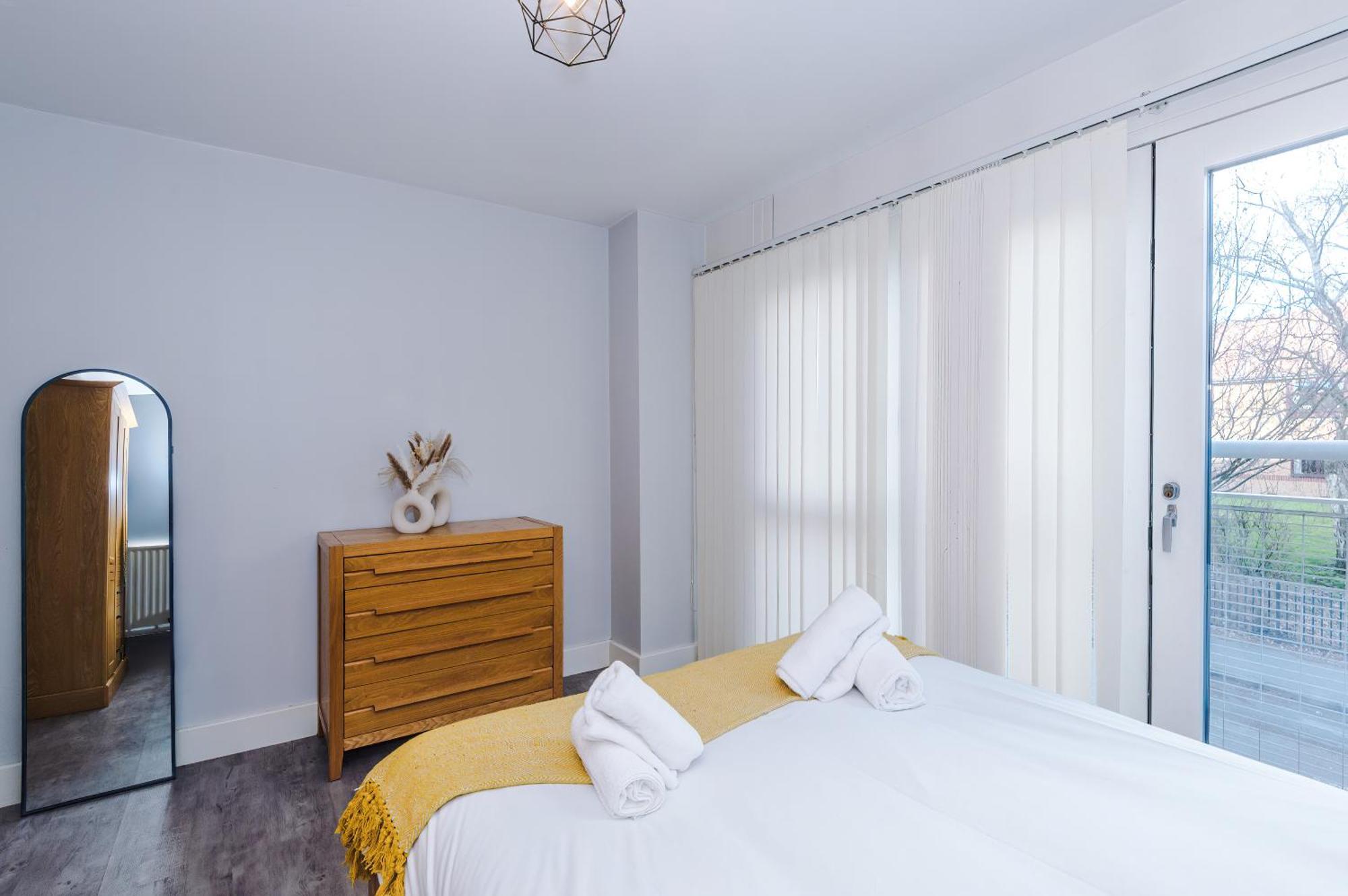 Modern 2 Bed In Centre, Perfect For Business & Long With Free Parking *