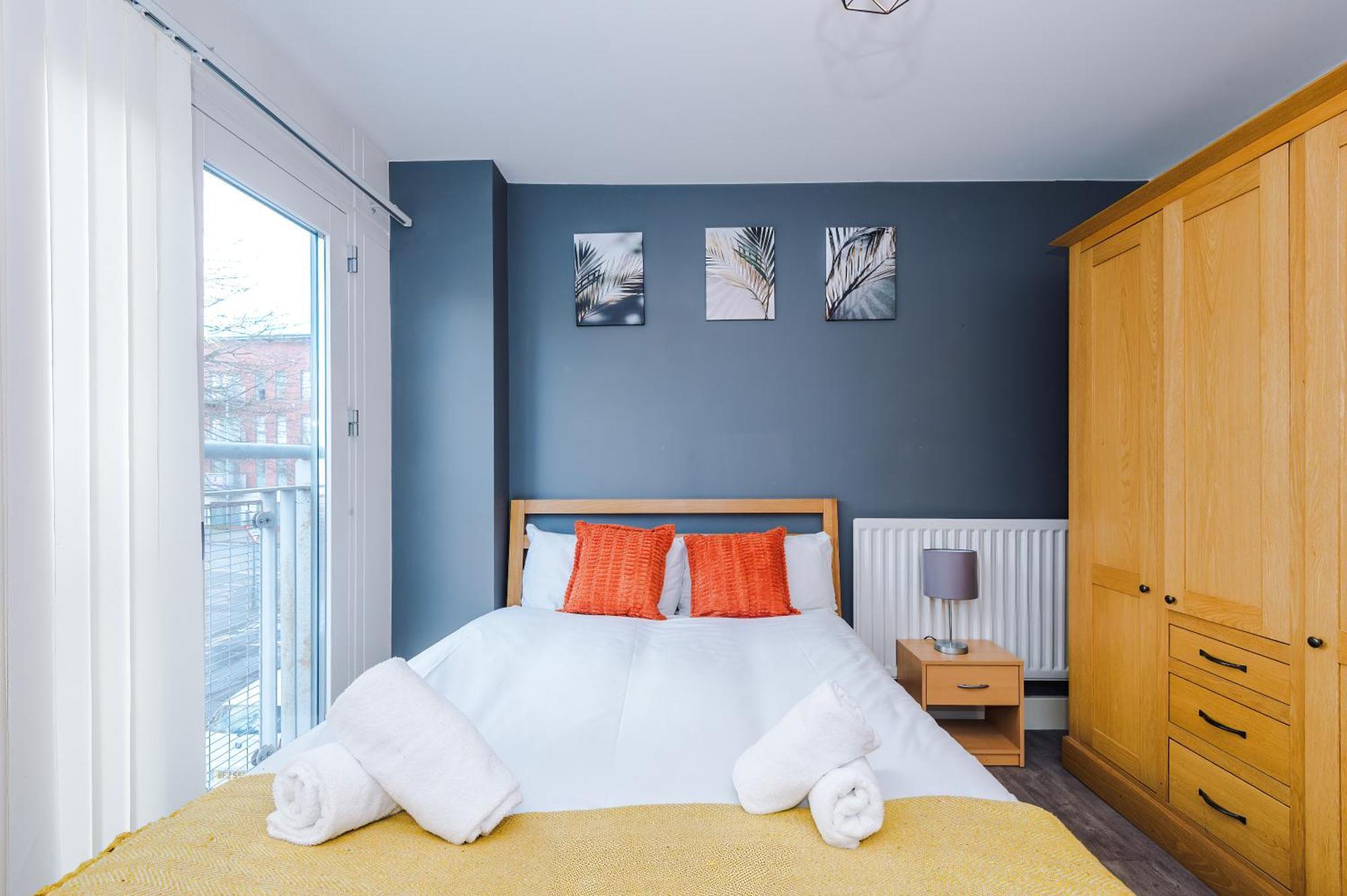 Modern 2 Bed In Centre, Perfect For Business & Long With Free Parking Apartment