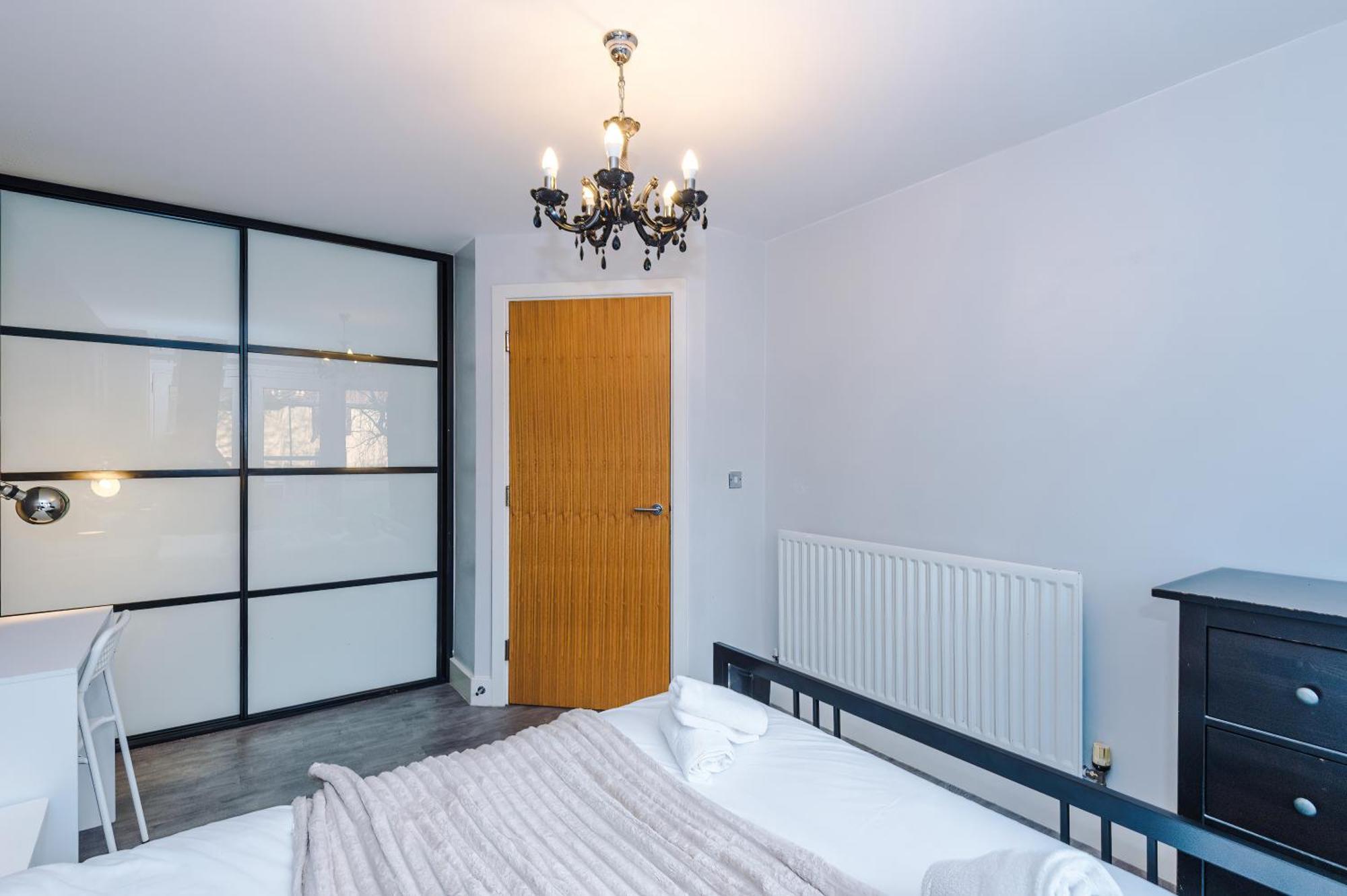 Modern 2 Bed In Centre, Perfect For Business & Long With Free Parking *