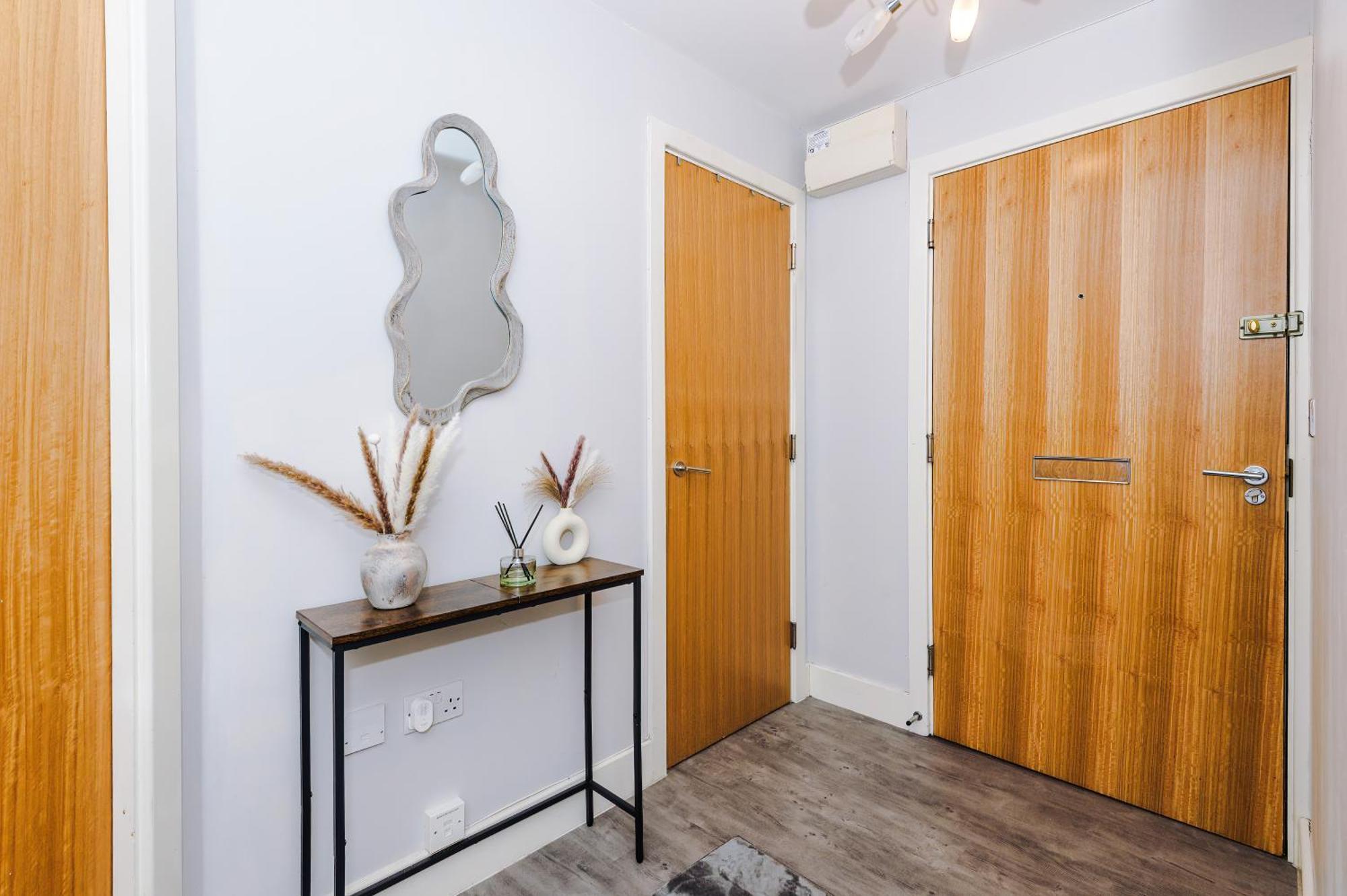 Apartment Modern 2 Bed In Centre, Perfect For Business & Long With Free Parking