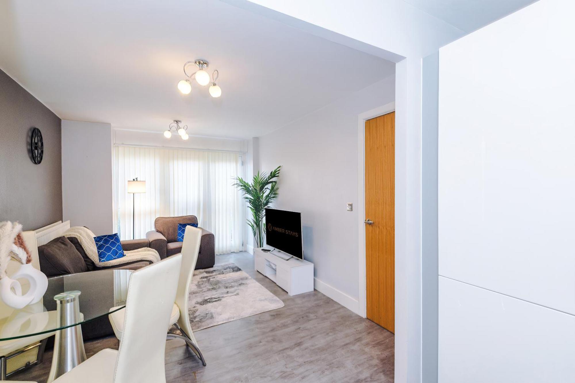 Apartment Modern 2 Bed In Centre, Perfect For Business & Long With Free Parking