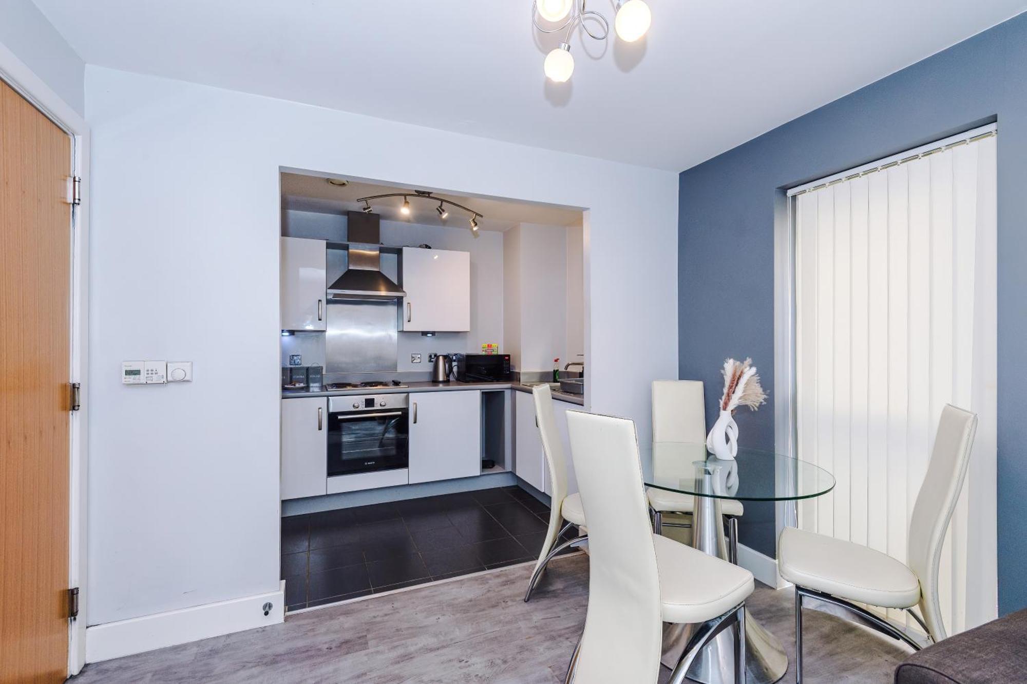 Modern 2 Bed In Centre, Perfect For Business & Long With Free Parking