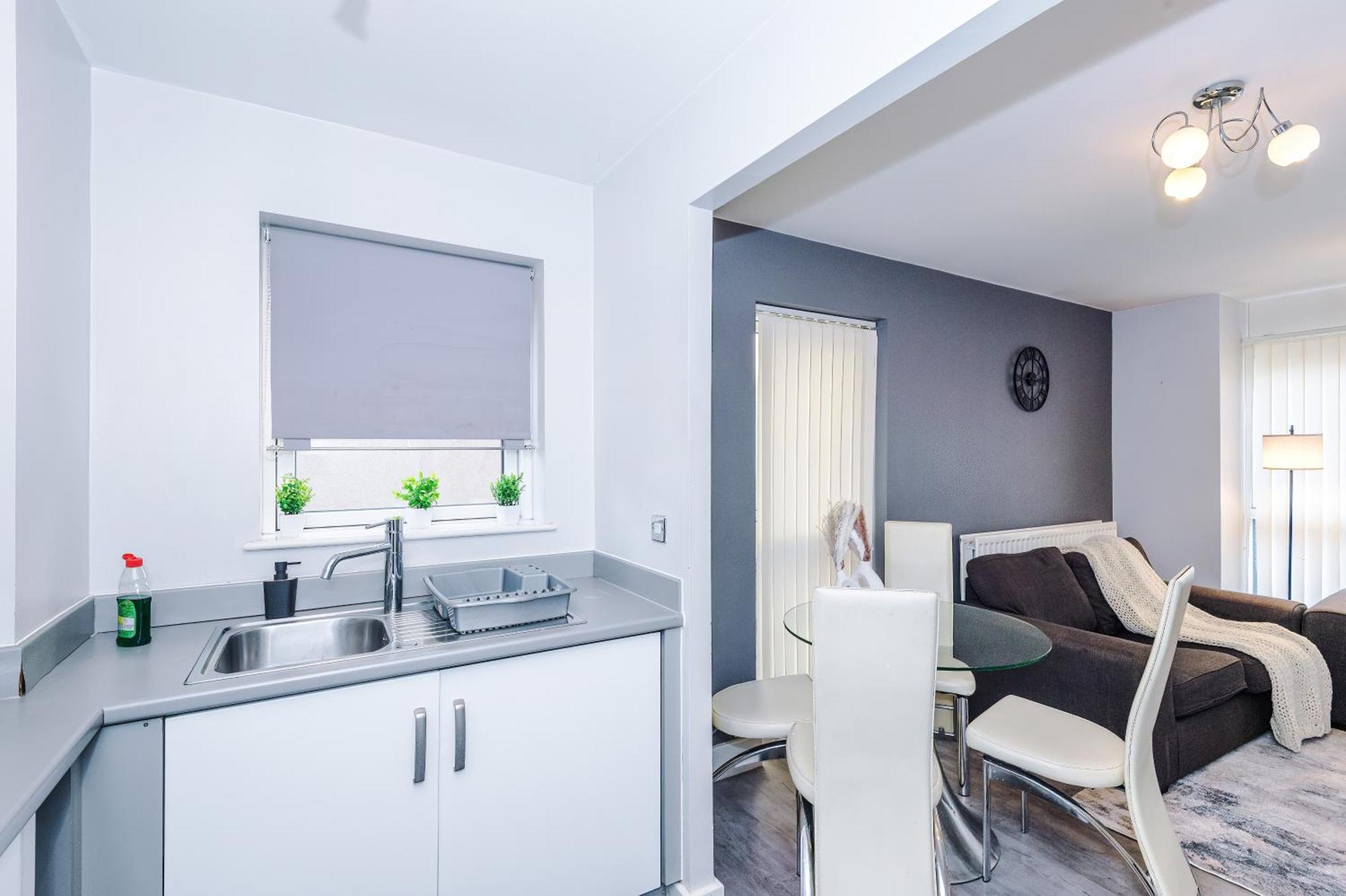 Apartment Modern 2 Bed In Centre, Perfect For Business & Long With Free Parking *