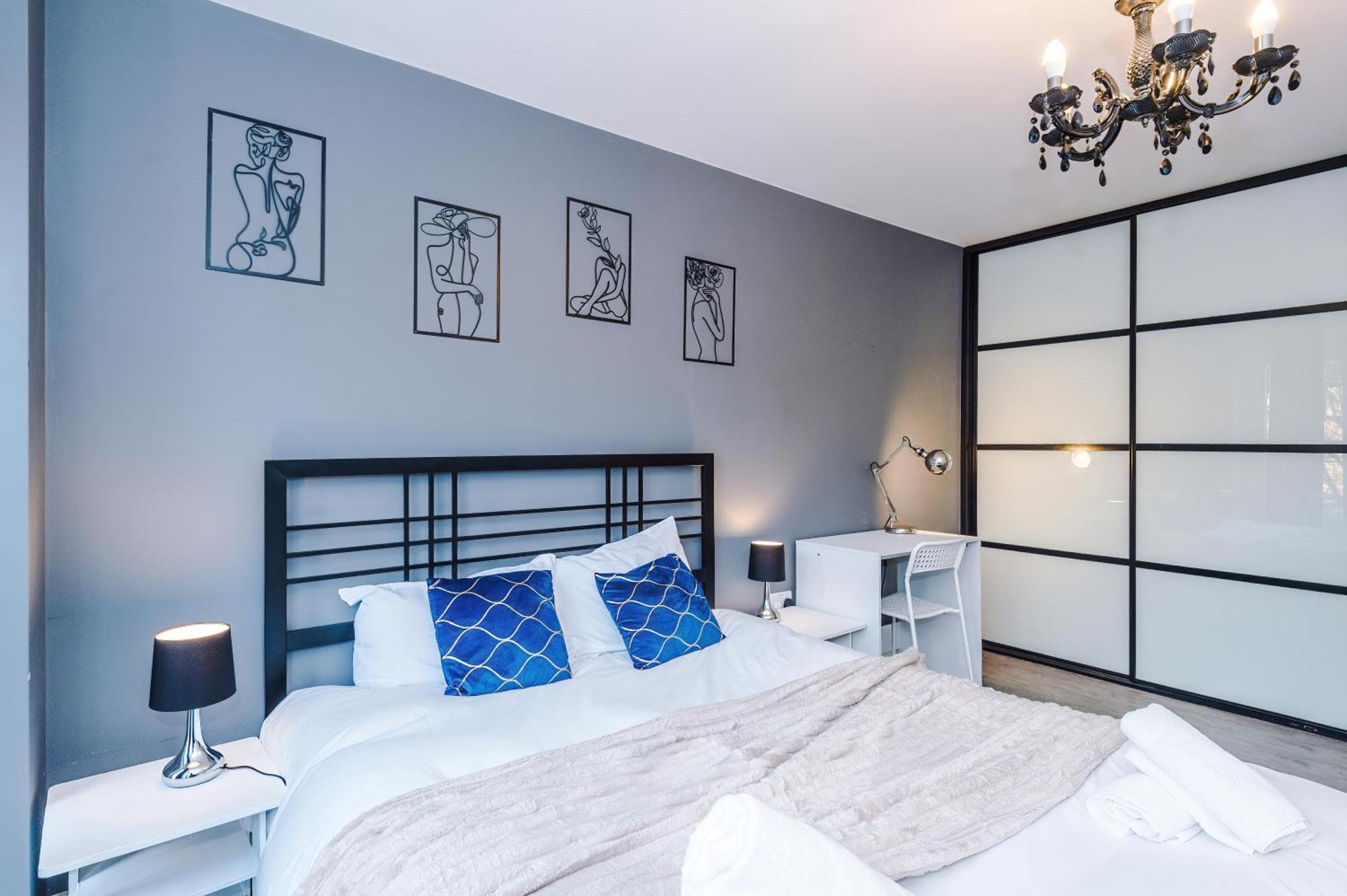 Modern 2 Bed In Centre, Perfect For Business & Long With Free Parking