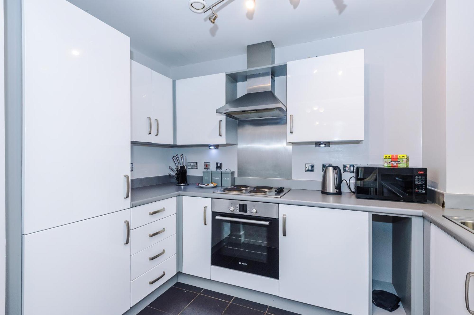 Modern 2 Bed In Centre, Perfect For Business & Long With Free Parking